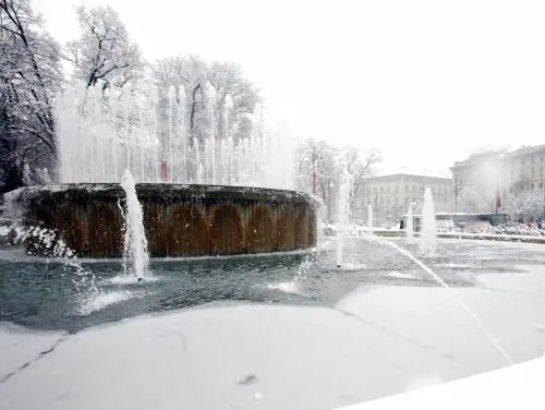 Cadono 14 centimetri di neve Code, ritardi e voli cancellati