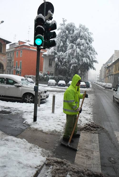 Dopo la neve è arrivato il caos: code, gelo e treni ancora fermi