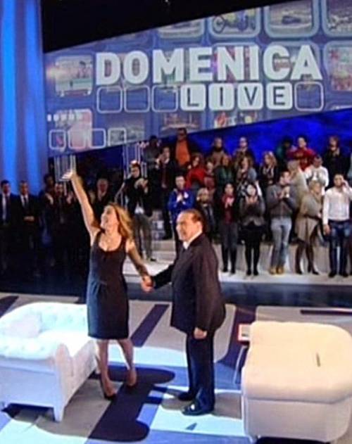 Barbara D'Urso durante l'intervista a Silvio Berlusconi a "Domenica Live"
