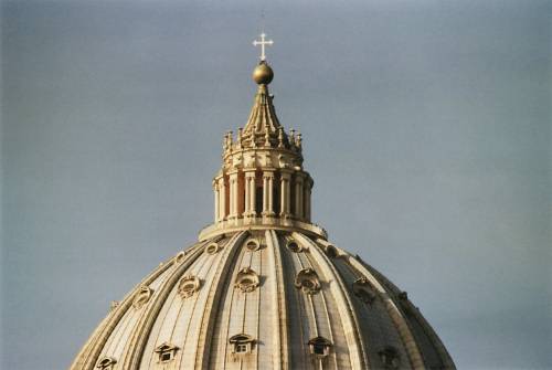 Uomo minaccia suicidio da cupola di San Pietro