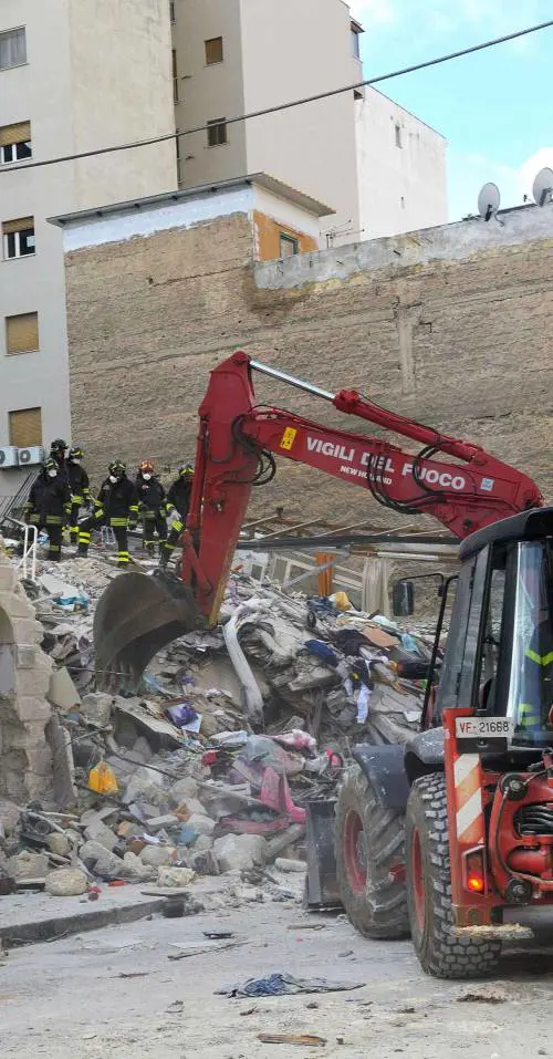 Quattro morti per un crollo annunciato