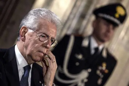 Mario Monti rassegna le dimissioni