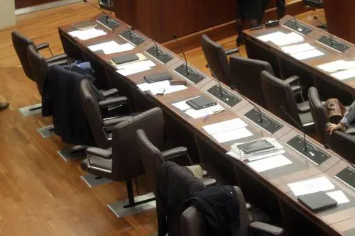 Alcuni banchi vuoti dell'aula consiliare della regione Lombardia