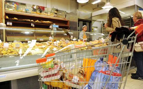 Crisi, le famiglie tirano la cinghia: una su due non arriva a fine mese