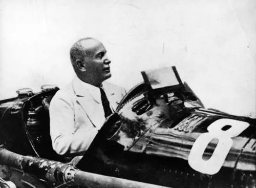 Quell'Italietta anni 50 più furba che gaudente Tra la Vespa e il Duce