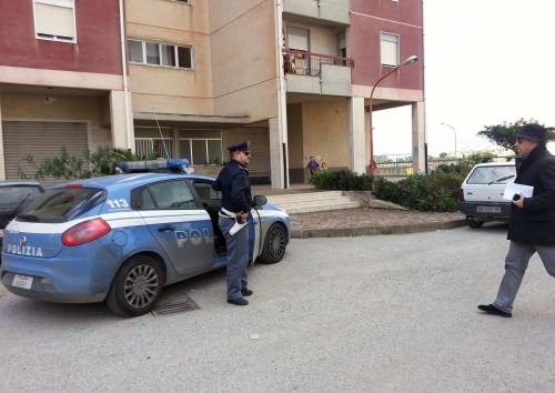 La polizia davanti al palazzo da dove Giuseppe Licata sparava sui passanti e sui poliziotti a Gela