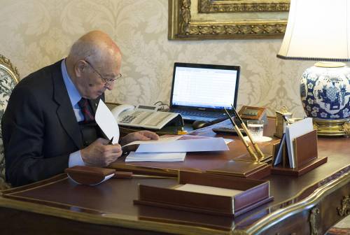 Il presidente della Repubblica Giorgio Napolitano nel suo studio alla Vetrata del Quirinale