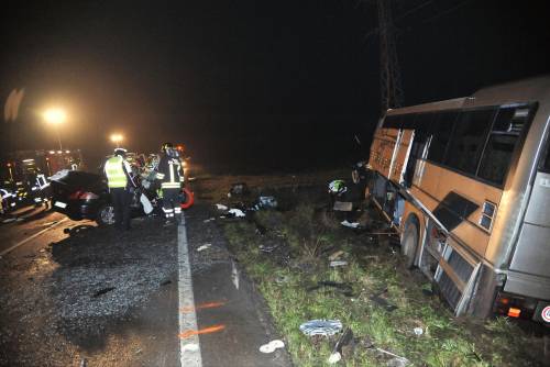 Scontro tra bus e due auto a Codemondo: morti quattro giovani