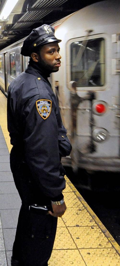 Donna lo spinge sotto il treno La morte ripresa in un video