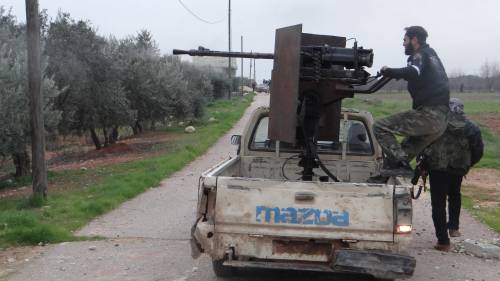 Ribelli vicino alla base aerea di Taftanaz, nell'area di Idlib