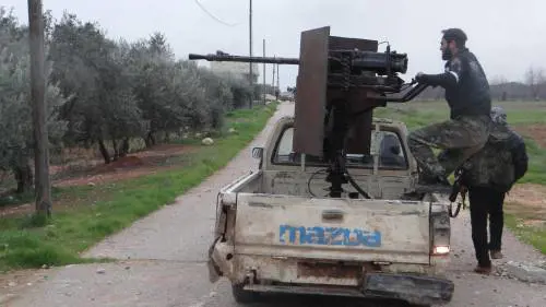 Ribelli vicino alla base aerea di Taftanaz, nell'area di Idlib