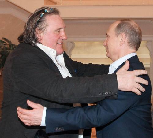 Gerard Depardieu riceve il passaporto russo da Putin