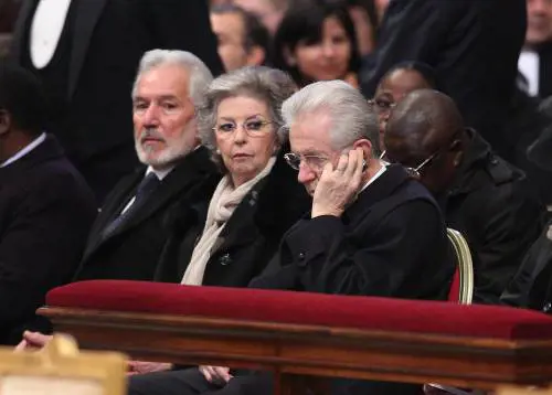 Monti al telefonino durante la messa 