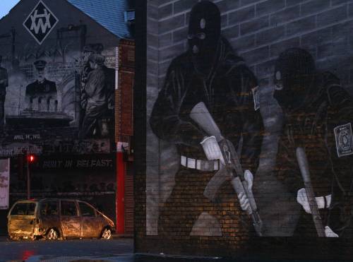 Belfast torna a bruciare per una bandiera