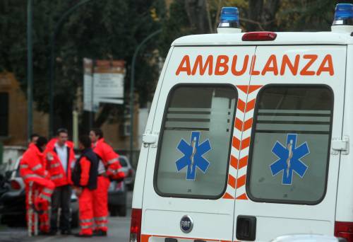 Roma, ambulanze ferme negli ospedali per carenza di posti letto