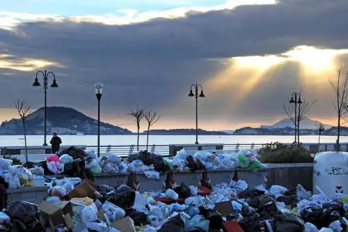 Traffici illeciti, in Italia un'inchiesta ogni 4 giorni