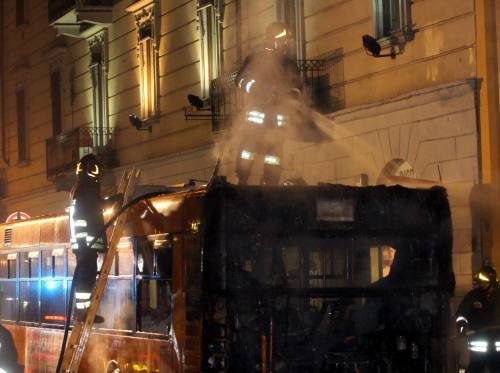 Camion abbatte la linea del 15 A fuoco un bus in largo La Foppa