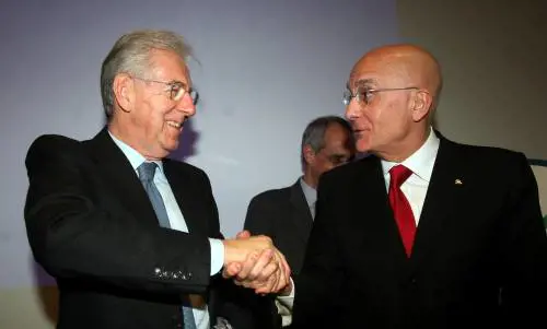 Monti: certo sindacalismo danneggia i lavoratori. Bersani: non è vero