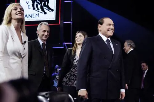 Il Cav vince il duello con Santoro: boom di ascolti e balzo avanti nei sondaggi