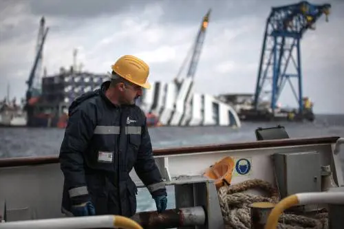 Concordia, domani l'anniversario Si lavora per portare a galla la nave