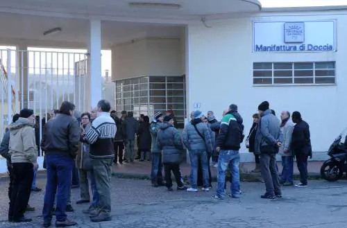 Alcuni dipendenti davanti all'ingresso dell'azienda Richard Ginori