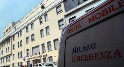 Il 118 l'aveva trovato a terra privo di sensi