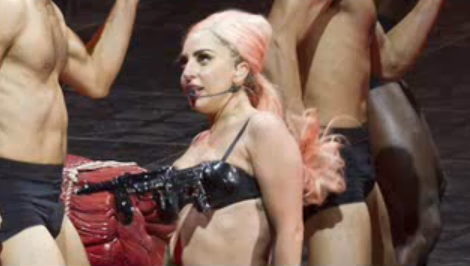 Lady Gaga, il reggiseno con i fucili e la strage a Newtown: uno scandalo?