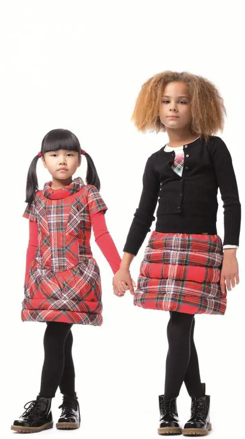 Bimbi vestiti da grandi Ma è soltanto un gioco...