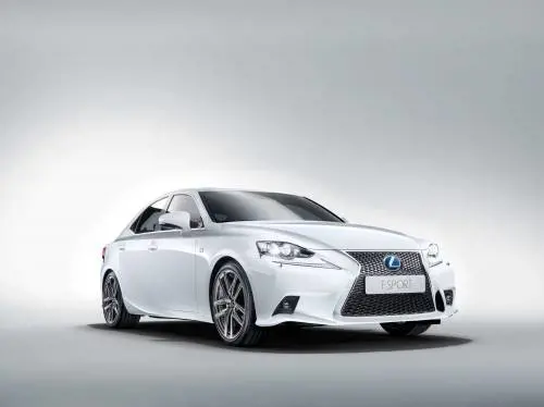 La nuova Lexus IS Hybrid