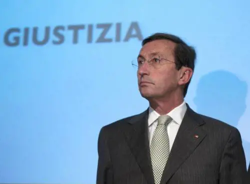 Gli strani aiutini di Fini e Tarantola alla banca rossa