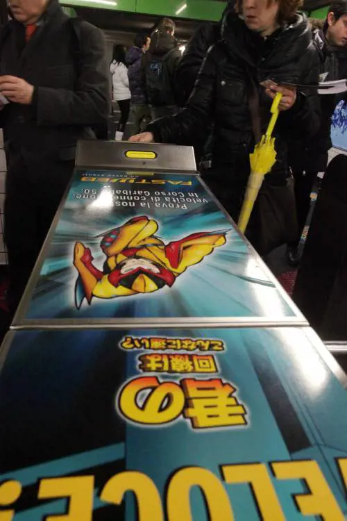 Milano, la metro trasformata in quella di Tokyo