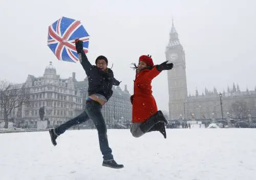 L'Europa coperta dalla neve: centinaia di voli cancellati