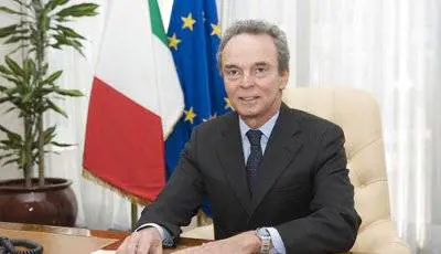 I tedeschi ci insultano, l'ambasciatore sta zitto