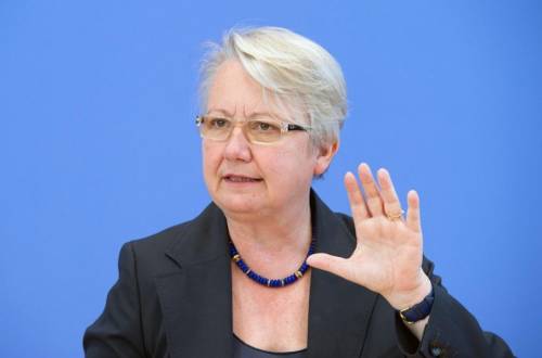 Germania, ministro tedesco "ha copiato la tesi" 