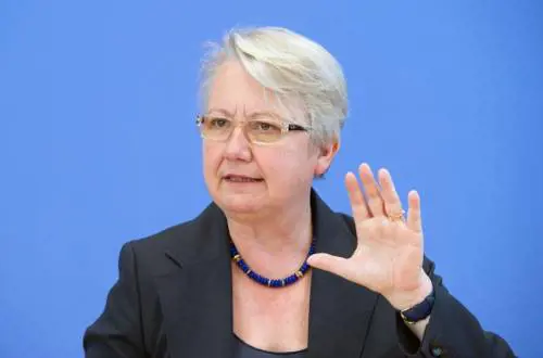 Germania, ministro tedesco "ha copiato la tesi" 