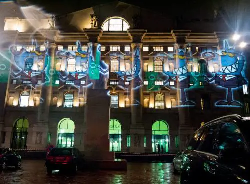 Blitz alla Borsa di Milano Sulla facciata la più grande slot machine del mondo