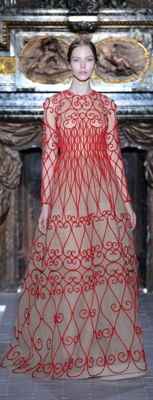 Ricami effetto rugiada È il barocco di Valentino