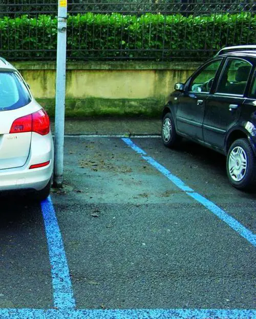 In curva o fra i pali L'overdose di strisce blu ci manda fuori strada