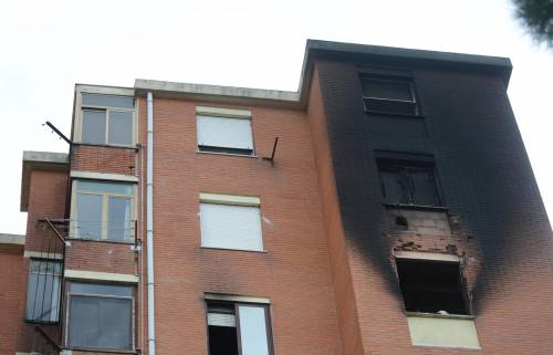 Le finestre annerite dalle fiamme che si sono sviluppate all'interno della palazzina nel quartiere Salviano di Livorno