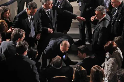 Berlusconi alla fine del comizio: "No, sto benissimo"