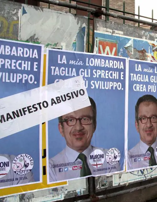Polemiche sui manifesti abusiviil caso