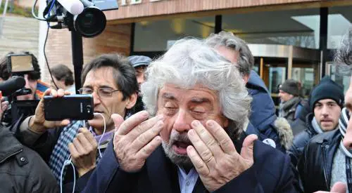 I sudditi di Siena in rivolta nell'assemblea show con Grillo