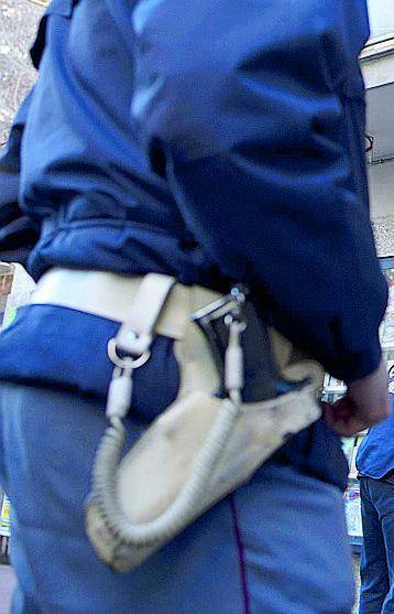 Napoli, gente in strada per aiutare un pusher a fuggire dalla polizia