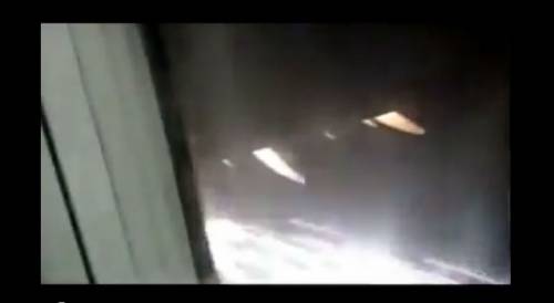 Atterraggio di un aereo in fiamme colpito da un fulmine