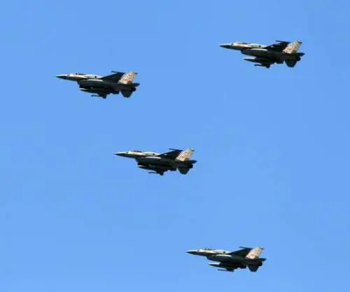 F-16 in volo