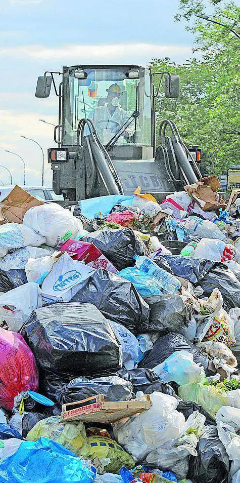 L’anti-politica ha trasformato Parma nella Napoli del pattume
