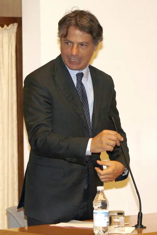 Svuotavano le casse e si regalavano stipendi d'oro