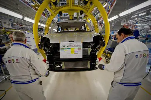 Operai al lavoro nella catena di montaggio della Fiat