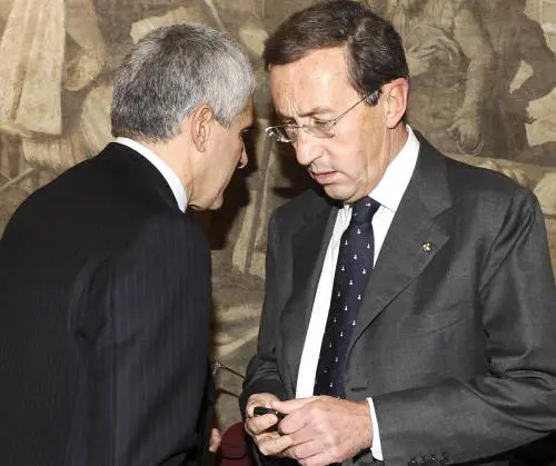 Il Professore divora gli alleati: Casini crolla, Fini può sparire