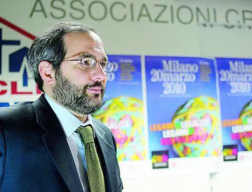 Lambertenghi con Ambrosoli. Le critiche: «Scelta incompatibile coi nostri valori»